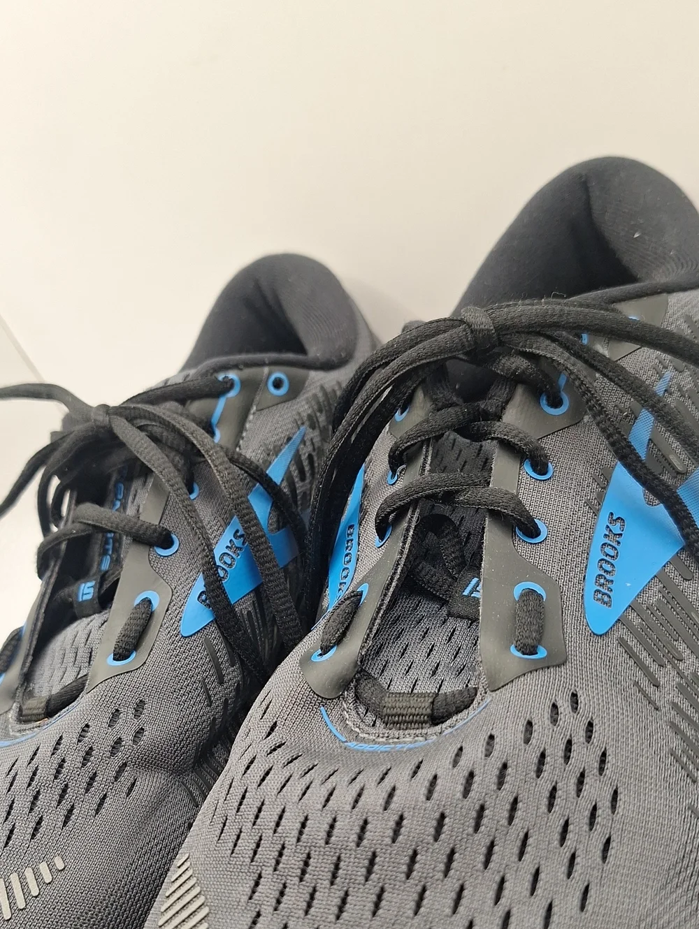 Excellent used condition Brooks Men's Addiction GTS 15 Athletic Shoes Extra Wide